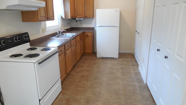 Kitchen - 408 Maplebrook Dr