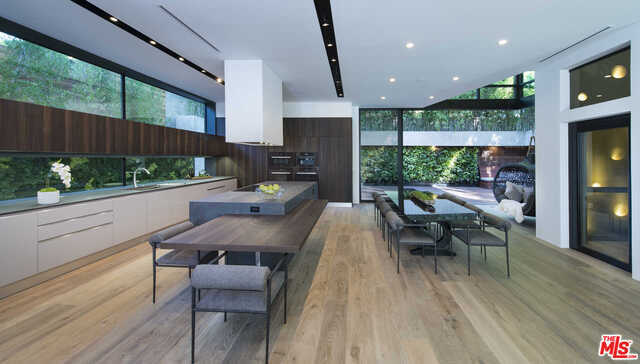 Foto del edificio - 8971 Shoreham Dr