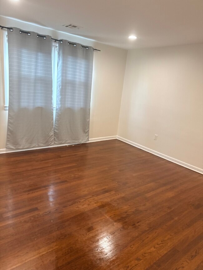 Foto del edificio - 642 E 6th St