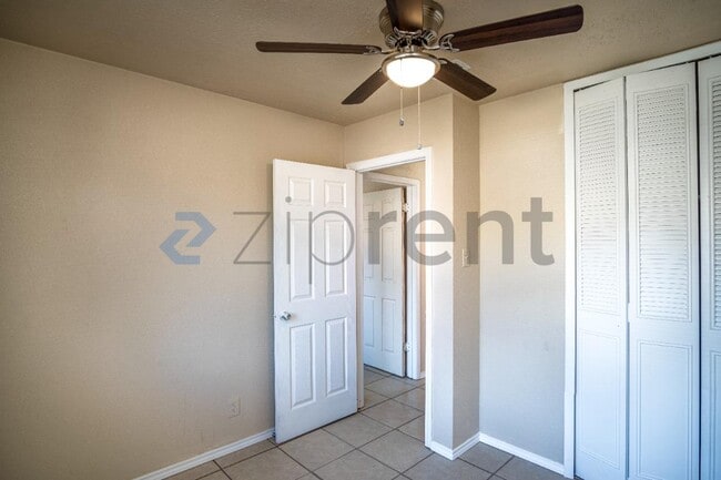 Building Photo - 6916 Shady Grove Dr