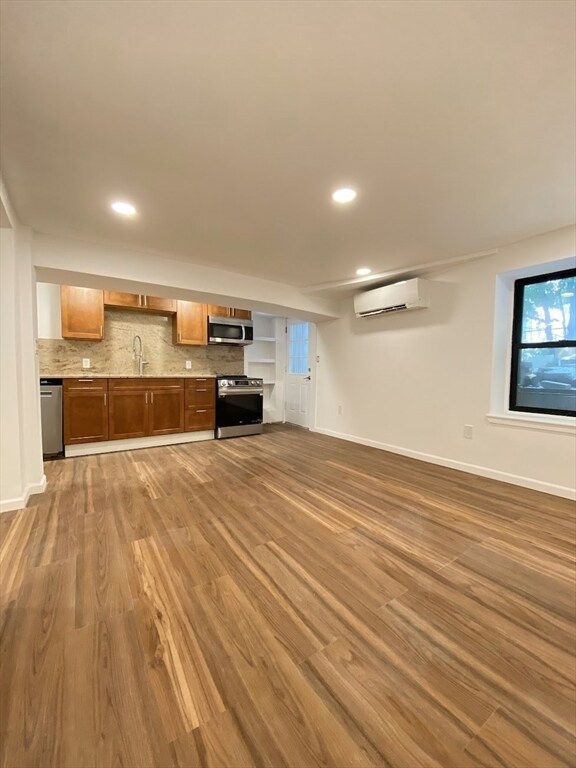 Foto principal - 688 Parker St