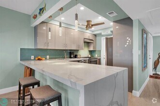 Building Photo - 2751 N Palm Aire Dr