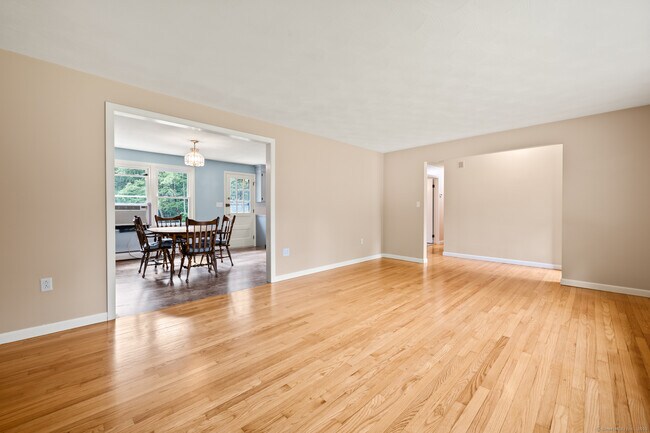 Foto del edificio - 653 Deep River Rd