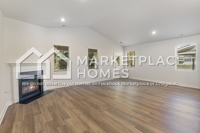 Building Photo - 882 Nightingale Ave