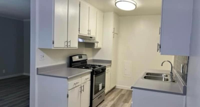 Foto principal - 8821 Owensmouth Ave