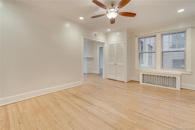 Foto del edificio - 11 Quaker Ln N