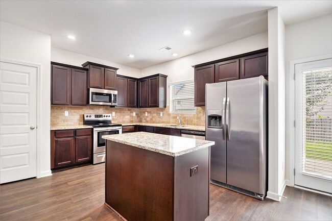 Building Photo - 3135 Hendrick Dr