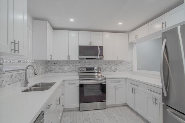 Building Photo - 2830 Riverside Dr