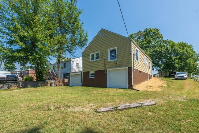 Building Photo - 2 bed and 1 bath house in a nice quiet nei...