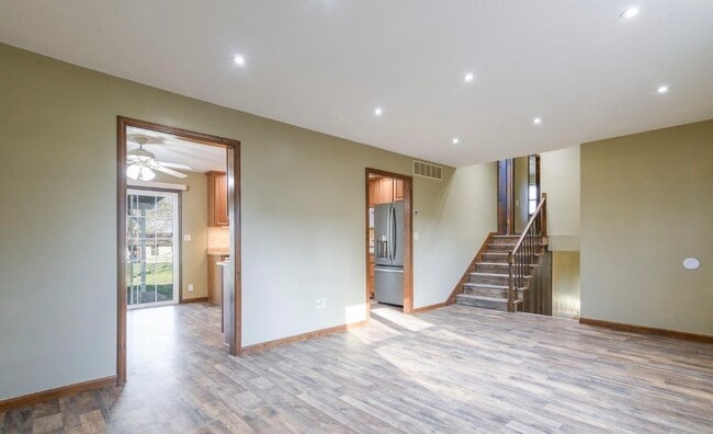 Building Photo - 404 Elm Tree Dr