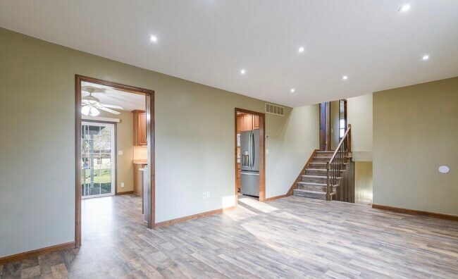 Foto del edificio - 404 Elm Tree Dr