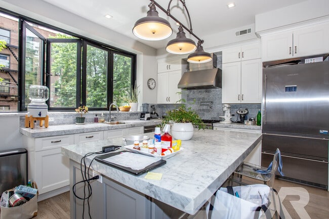 Building Photo - 456 Quincy St