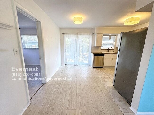 Building Photo - 105 S Fernwood Ave