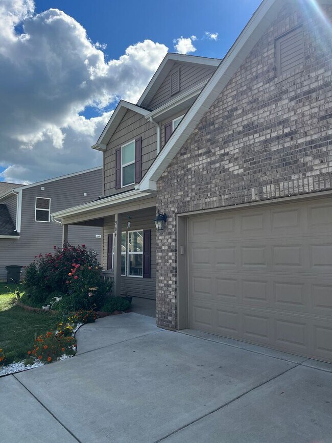 Foto del edificio - 2 Story, Spacious Lafayette Home with Den, Fenced Backyard & Upstairs Bonus Room