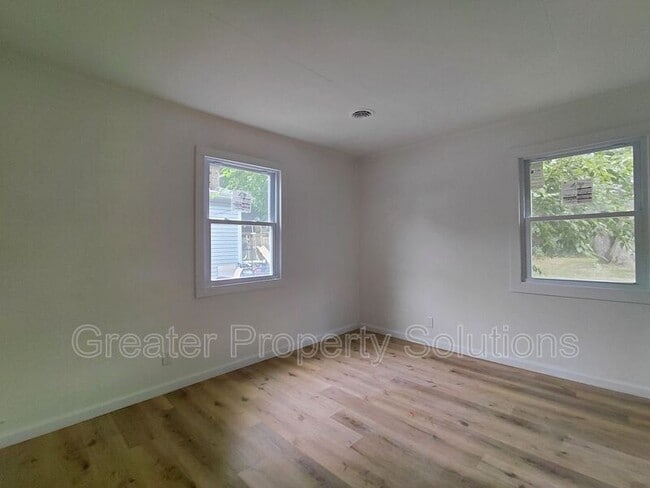 Building Photo - 2411 Del Plain Ave