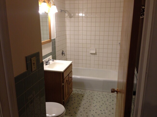 Bathroom - 52 N Dee Rd