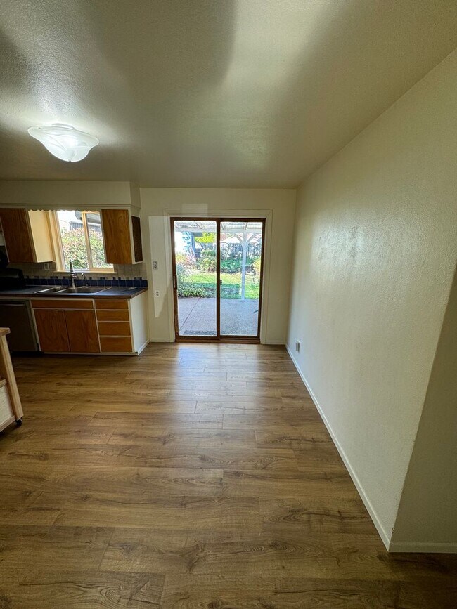 Building Photo - 3 Bedroom ~ 1 Bathroom House Located in SE...