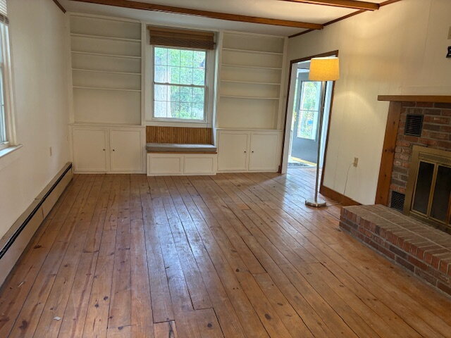 Foto del edificio - Hardwood floors and beautiful back yard in...