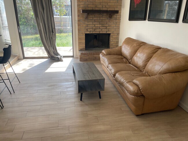 Foto del edificio - Room in House on Southwest Dr