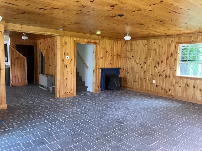 Building Photo - 137 Creek Rd