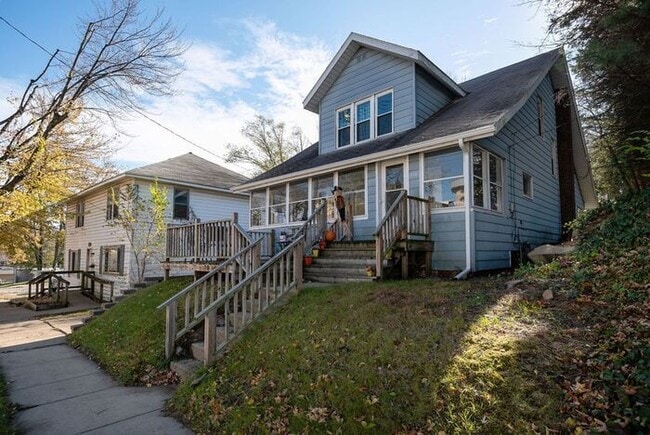 Building Photo - Spacious 3 bedroom with 2 enclosed porches...