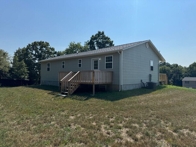 Building Photo - Gorgeous 5 Bedroom, 3 Bathroom two Level H...