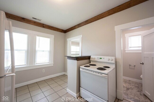 Building Photo - 521 N Gladstone Ave