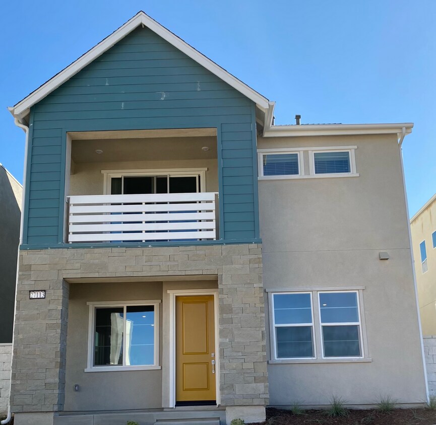 Foto principal - 4-Bedroom Home Available NOW in Valencia's Five Points Community!