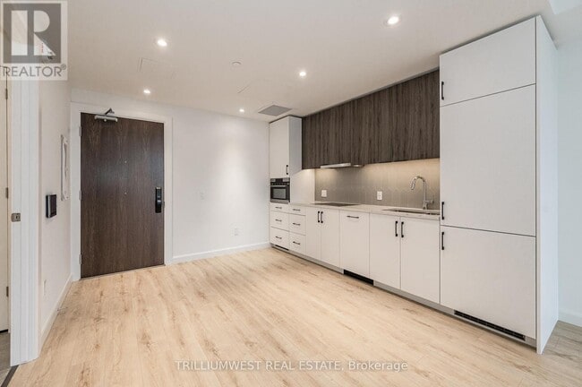 Photo du bâtiment - 741-741 King St W