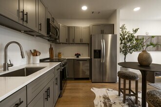 Building Photo - DELUX WeHo