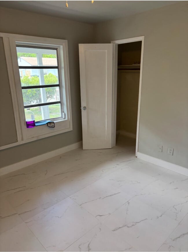 Building Photo - 706 N E St