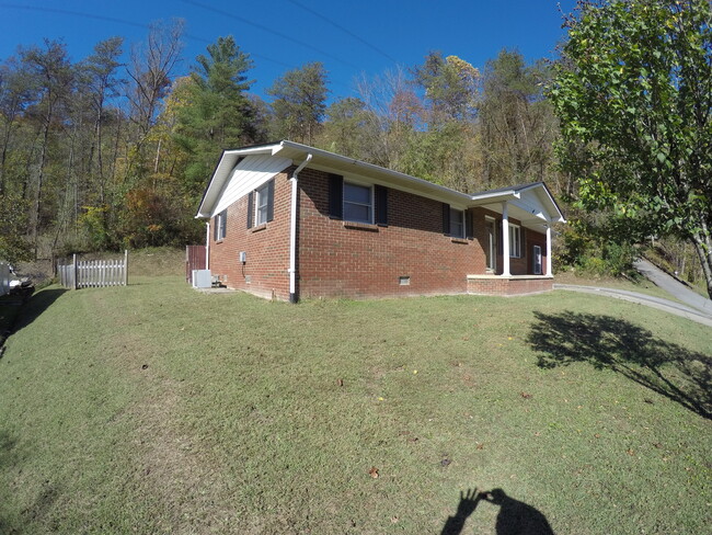 Foto del edificio - 933 Fitzpatrick Rd