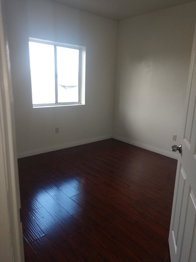 Photo - 5305 S Hoover St Apartments