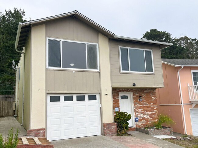 Building Photo - Beautiful single family home with ocean views