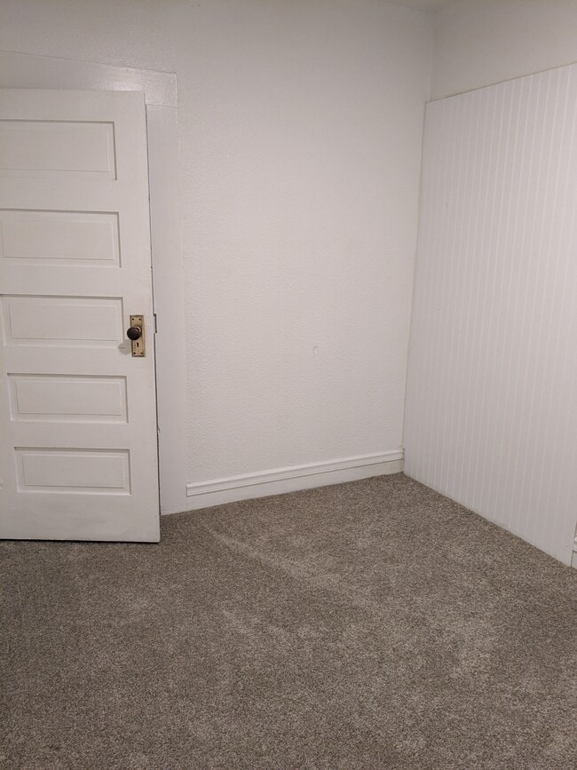 Building Photo - 303 S 5th St