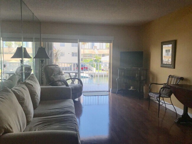 Foto del edificio - 3545 NE 167th St