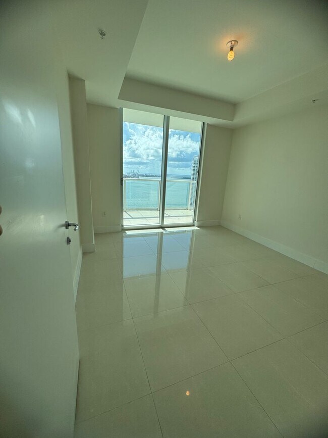 Building Photo - Stunning 2Bed/ 2Bath residence for rent at MET1