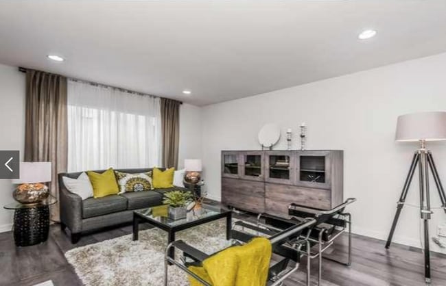 Living Room - 1606 S Barrington Ave