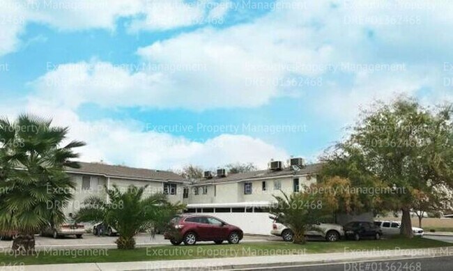 Foto del edificio - 2 bedroom 1.5 bathroom townhouse MOVE-IN S...