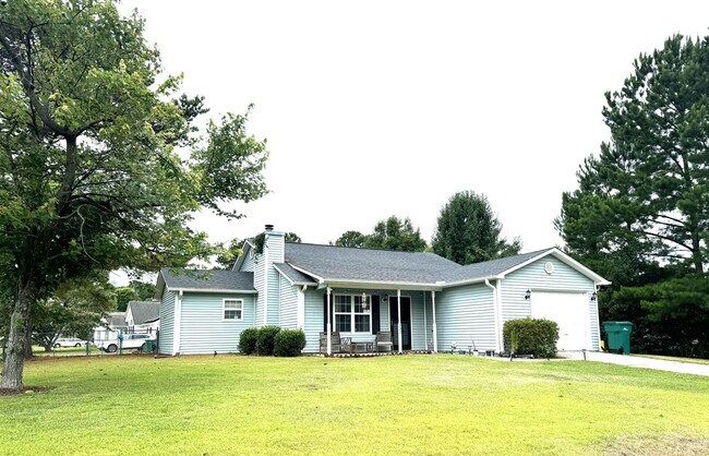 Building Photo - 4 Bedrooms/2 Bath Ranch Home!