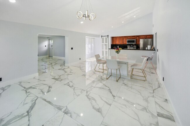 Building Photo - 1072 Fernlea Dr