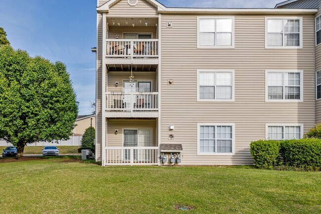 Foto del edificio - Furnished or Unfurnished Top Floor Condo