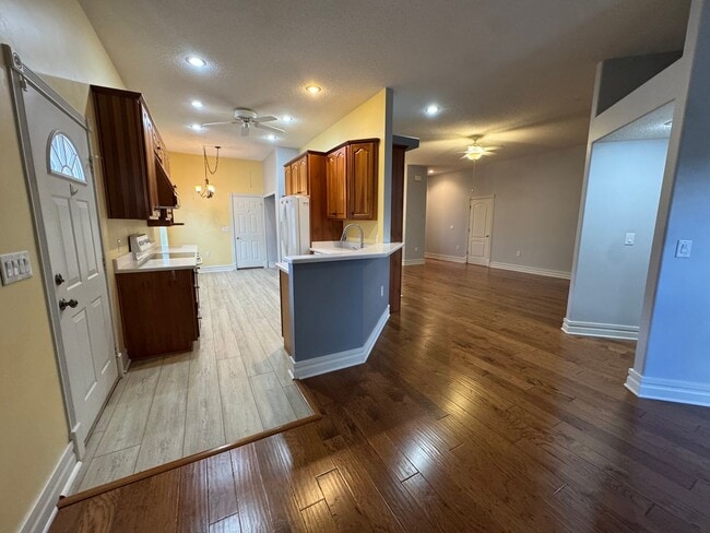 Building Photo - Stunning 3 BR 2 Bath Home!