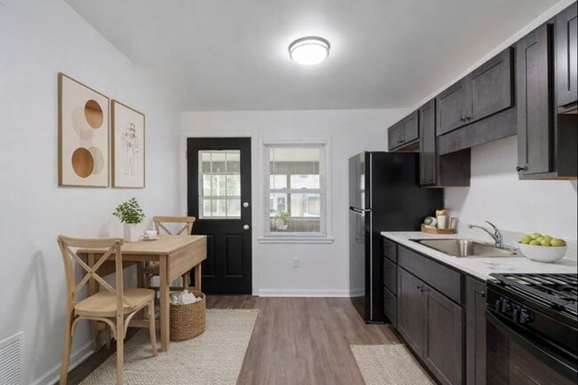 Building Photo - NOW AVAILABLE: Secure this 2BR | 1BA townhome in Scenic Hills - Midland, PA!