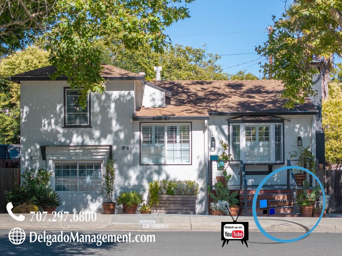 Foto principal - Gorgeous three bedroom two bath plus bonus...