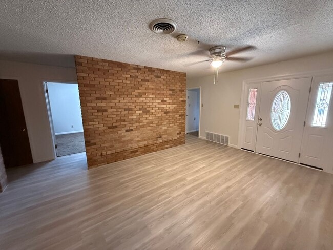 Building Photo - Newly Remodeled Big and Spacious 5 Bed Home! Huge Back Yard!