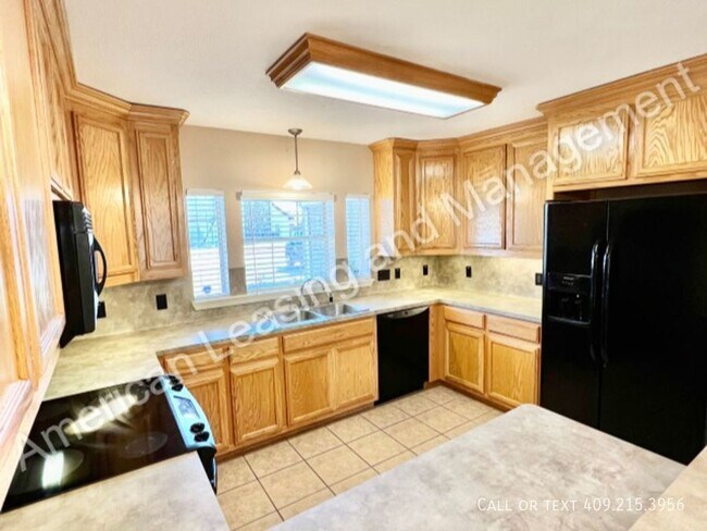 Foto del edificio - **COMING SOON**  3 bedroom 2 full baths in...
