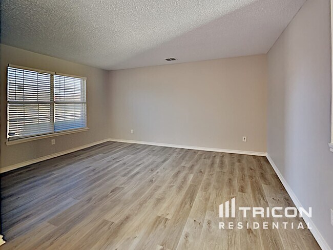 Foto del edificio - 1052 Shadywood Dr