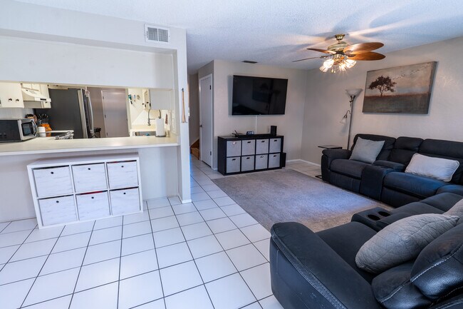 Foto del edificio - 8712 Bay Ct