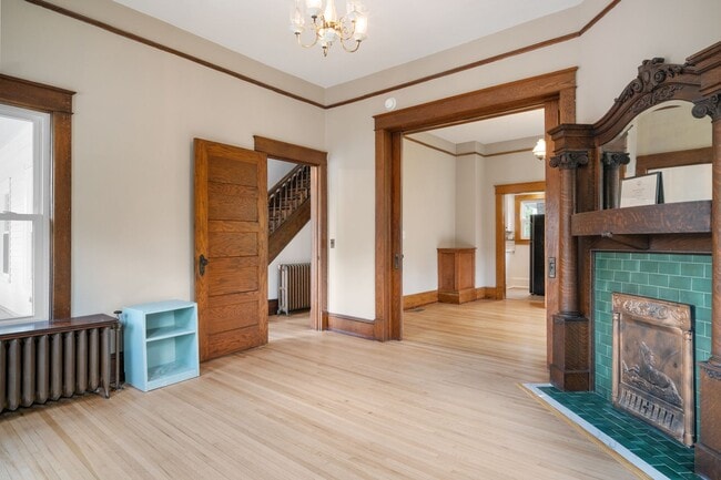 Building Photo - 4 to 5 bed / 2 Bath Pet Friendly Just remo...
